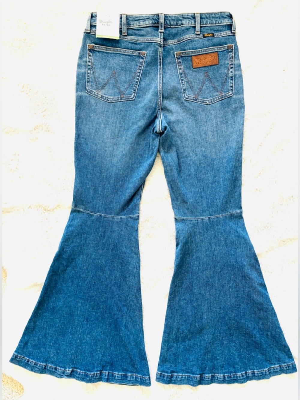 NWT Wrangler Retro Premium High-Rise Trumpet Flare Blue Jeans Size: 31x32 - Picture 2 of 5